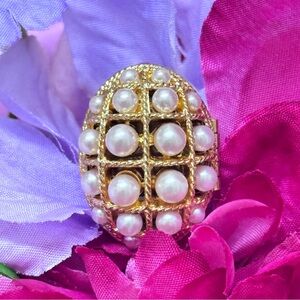 Vintage Avon "Ring of Pearls" Glacé perfume ring from the 1970s